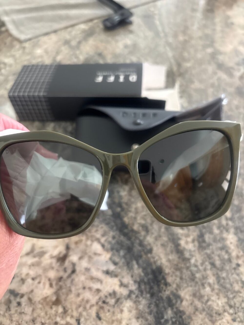 DIFF Cassidy Sunglasses NWT - Olive Green Polarized Cat Eye w Case DE01-0430-OGG